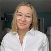 Je suis une étudiante en terminale. Je suis polyglotte. Je parle couramment anglais italien et polonais